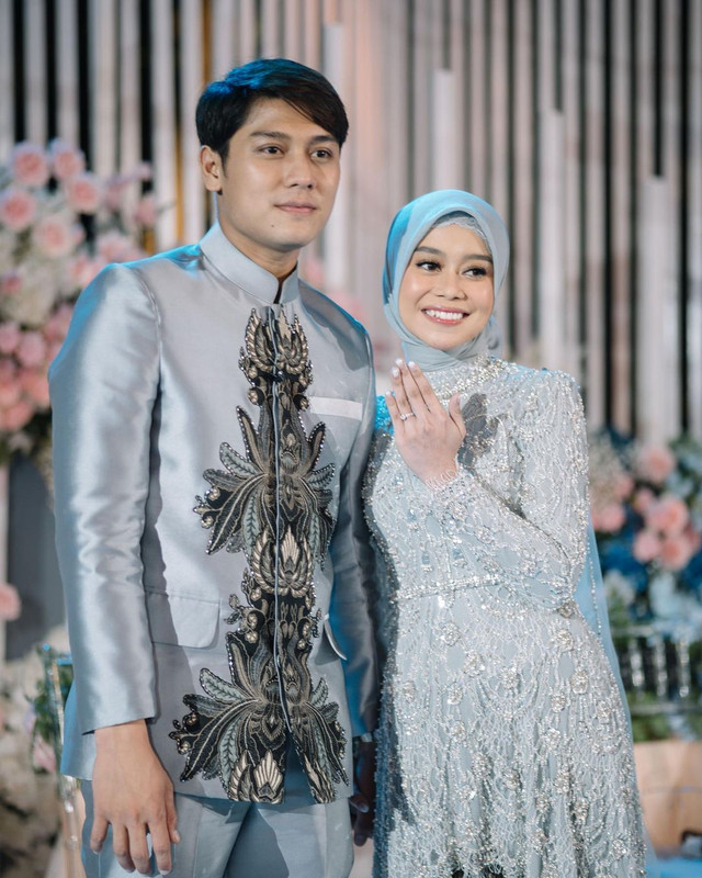 Momen lamaran Rizky Billar dan Lesti Kejora