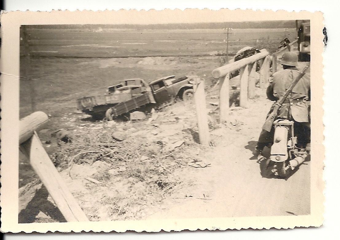 Orig.Foto Kradschützen Wehrmacht Vormarsch zerst