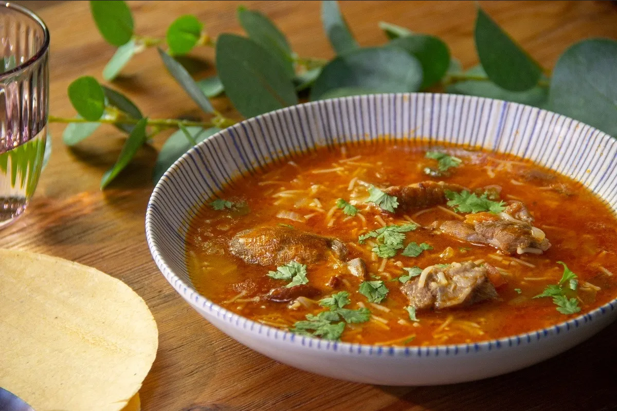 Receta económica para hacer sopa de fideos con carne, fácil y rendidora
