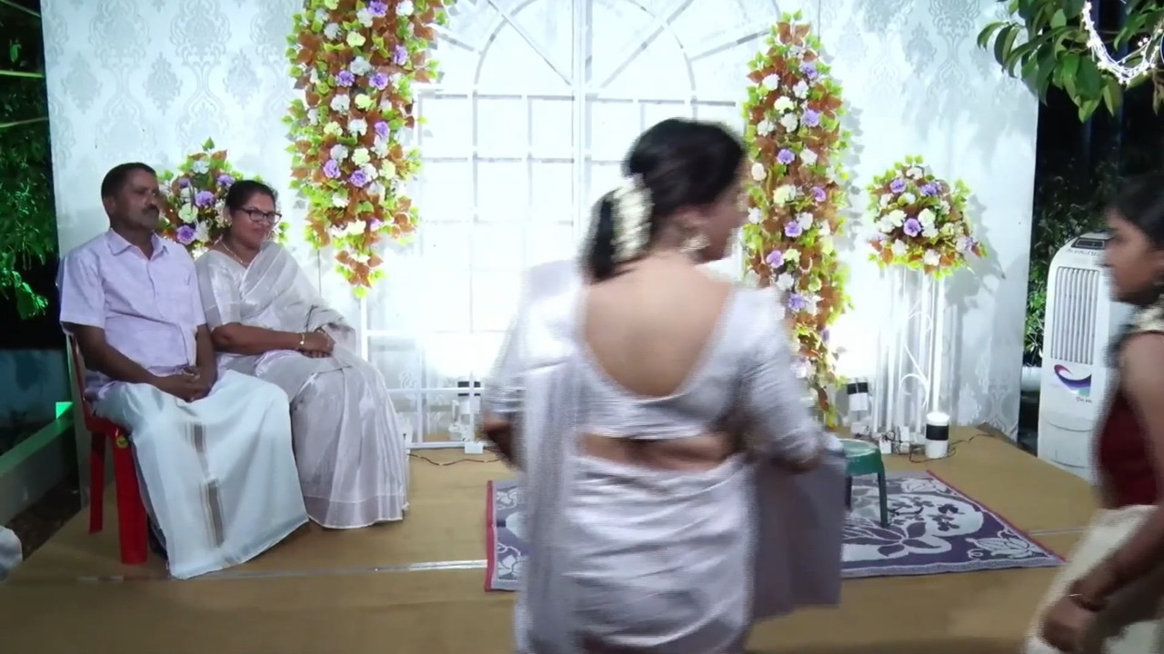 Hot fleshy Malayali aunty tummy foldand big ass in white saree.mp4_snapshot_00.01.163