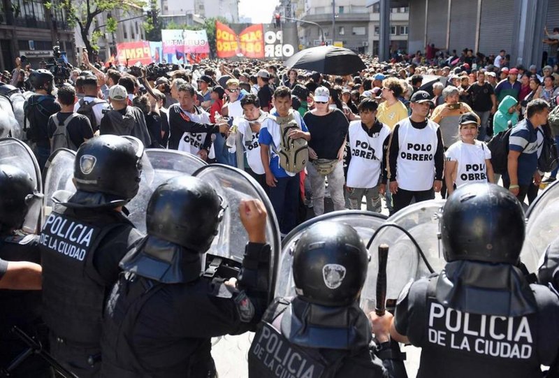 Miles de argentinos salieron a las calles en la primera protesta contra ...