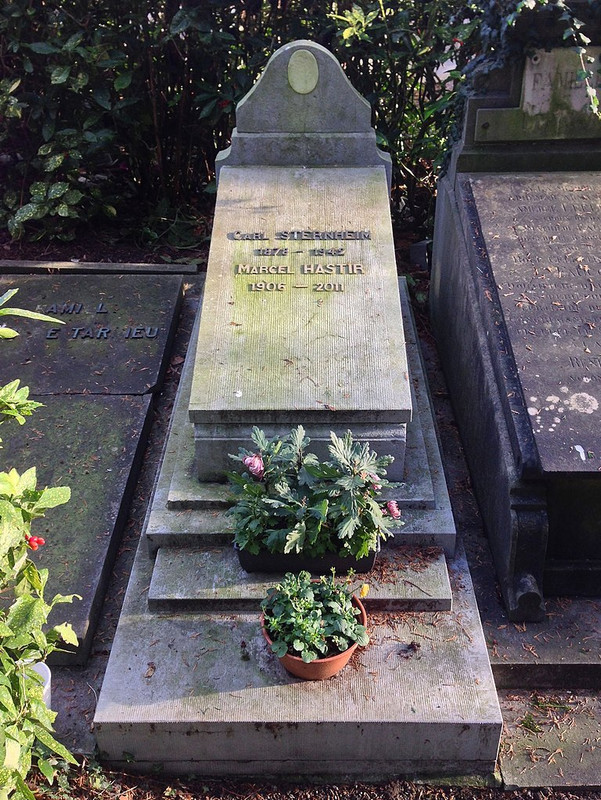 Grave-Carl-Sternheim-and-Marcel-Hastir-Ixelles-Bruxelles