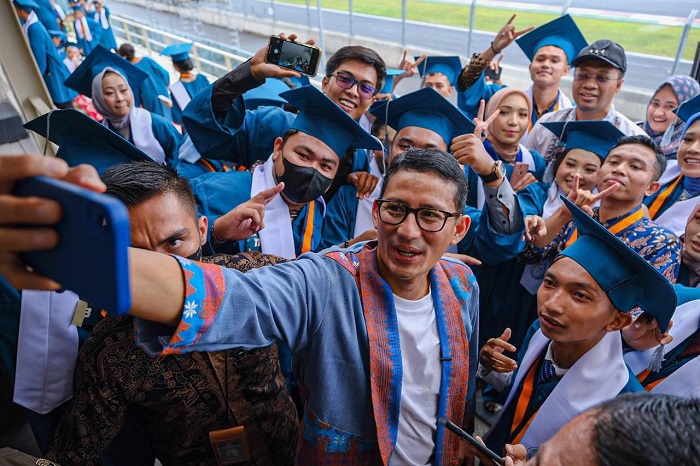Menteri Pariwisata dan Ekonomi Kreatif Sandiaga Uno menghadiri acara Wisuda Mahasiswa Politeknik Pariwisata Lombok 2022 di Sirkuit Mandalika, Jumat (18/11/2022).