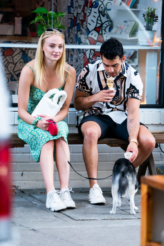 sophie-turner-and-joe-jonas-out-with-their-dog-in-mccarren-park