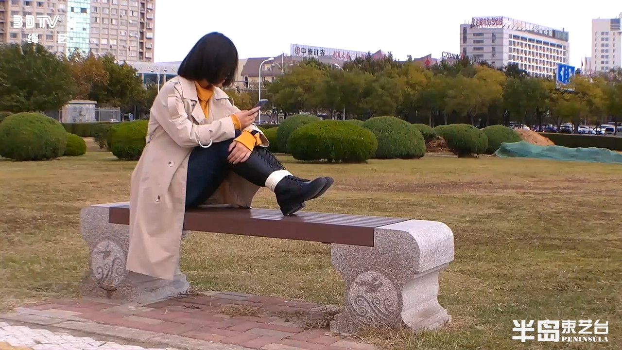 半岛束艺 金属户外 海语镣铐广场人群穿梭.mp4_20191222_085954.181