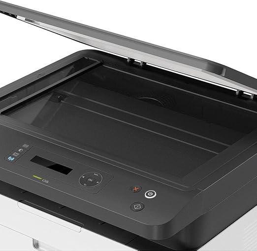 Multifuncional compacta sobre uma mesa de escritório