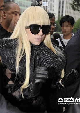 6-17-09-Arriving-at-The-Press-conference