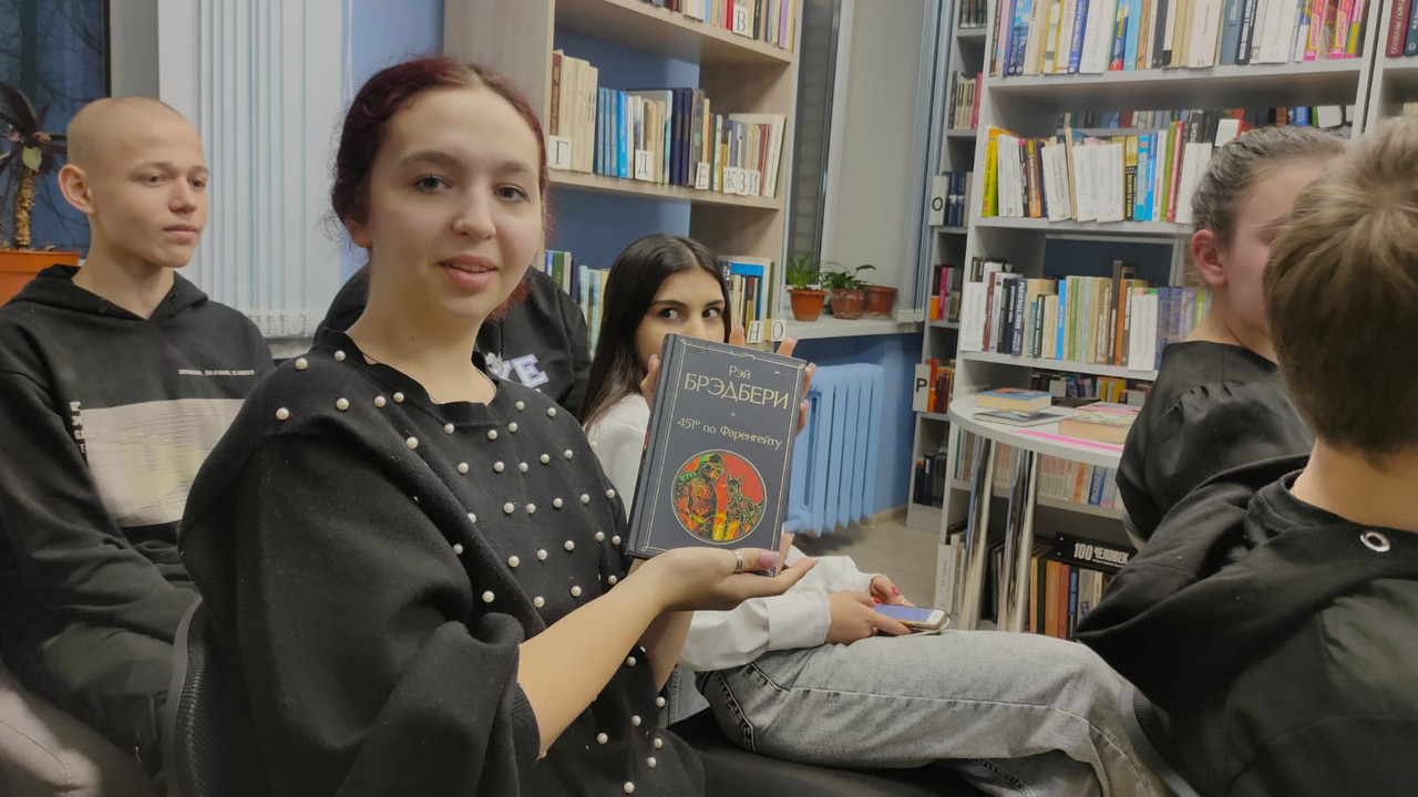 Маша с книгой