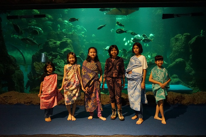 Bekerjasama dengan Akeyla Naraya, seorang desainer batik muda, Sea World Ancol akan menggelar fashion show pertama yang diadakan secara hybrid di darat dan di dalam air.