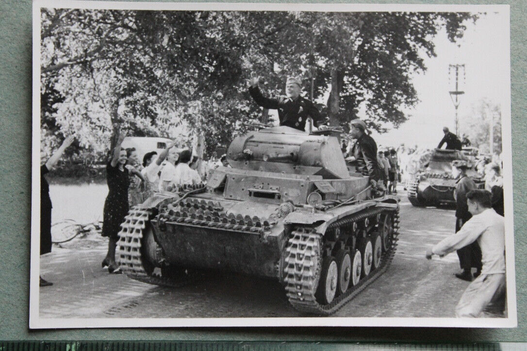 deutsche Panzer II 2 Panzermänner Einmarsch Mädchen jubeln