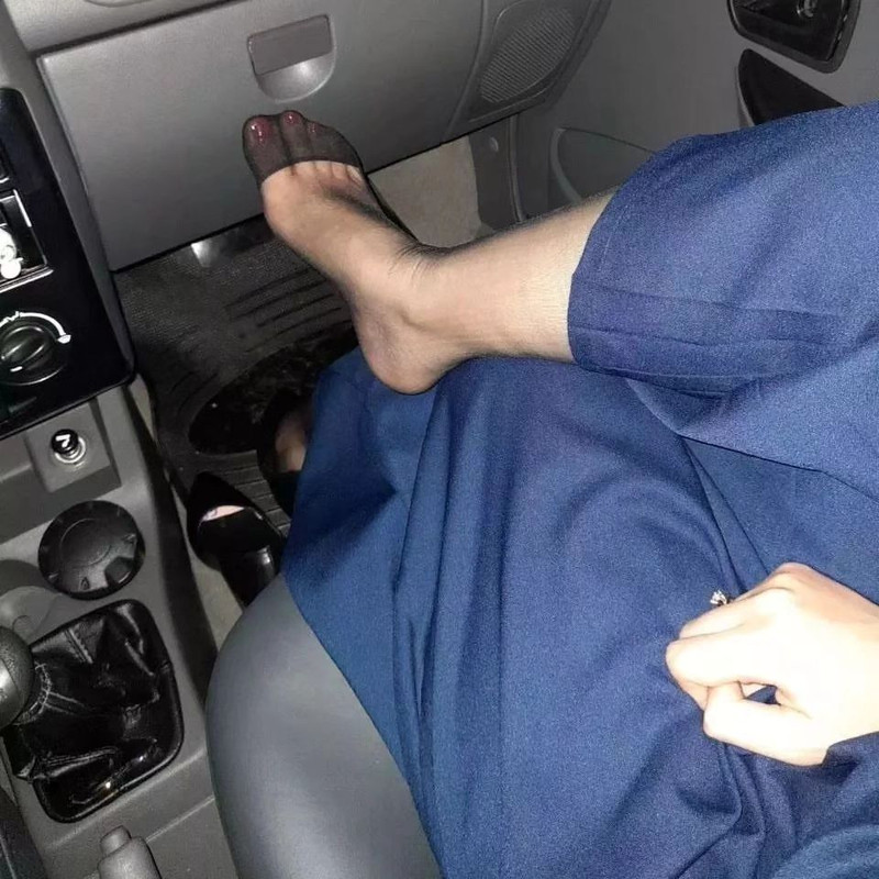 پاهای خانومش توی پراید عکسای خودتون رو دایرکت ارسال کنینصندل#جوراب#پا #فتیش#برده#ارباب#لیسیدن#دختر#ش