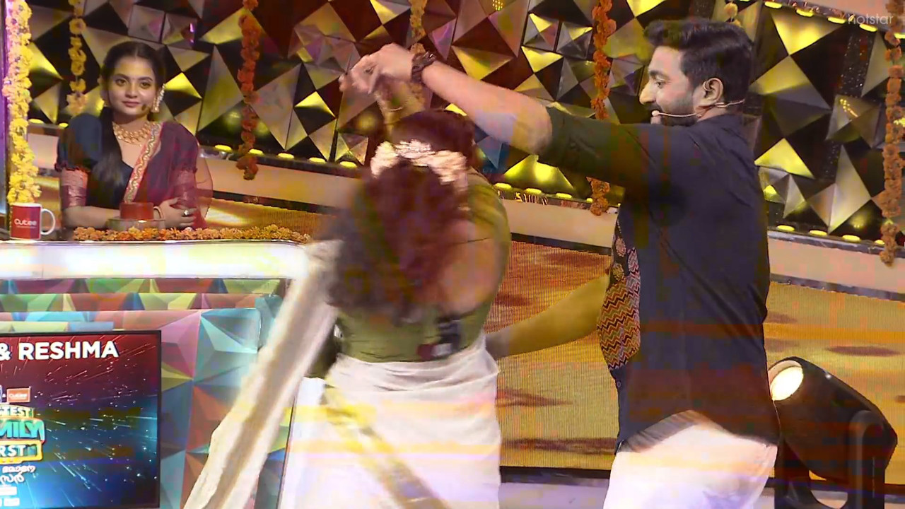 Nandana varma sexy in saree navel show-uploaded.mp4_snapshot_00.16.908