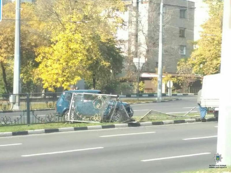 Авария в Харькове: автомобиль вынесло с проезжей части (фото, видео)