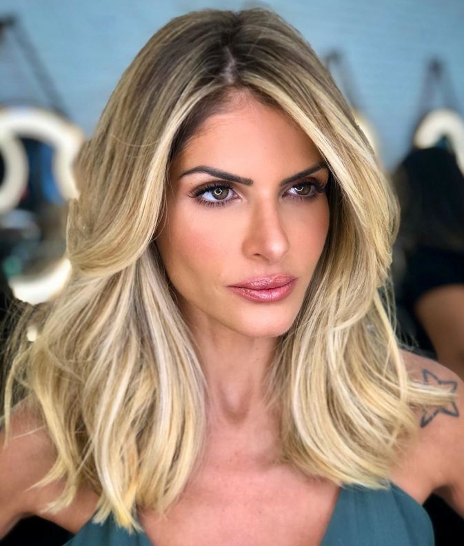 Jednostavna, klasična frizura srednje dužine sa plavim pramenovima