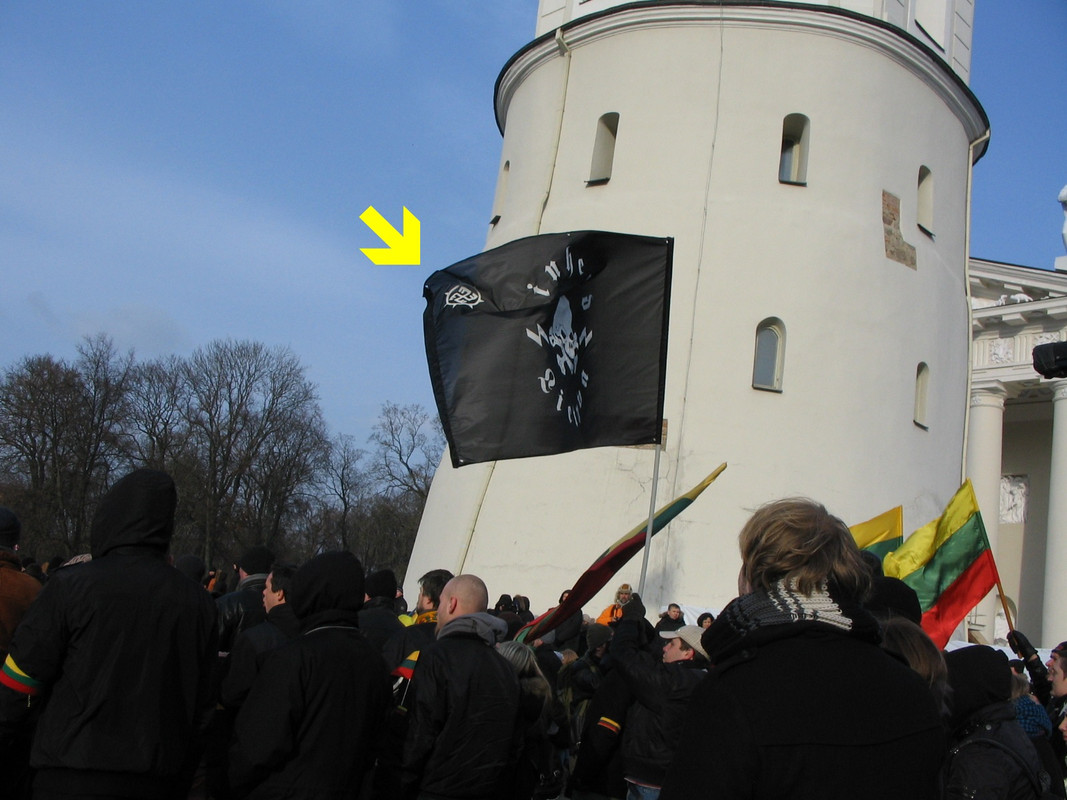 Y a t il des neo-nazis dans les Pays-Baltes ? Zz-Crossbones-Swastika-flag-March-11-2013-lighter
