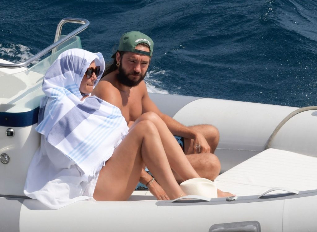 Upskirt-Stars-Com-13