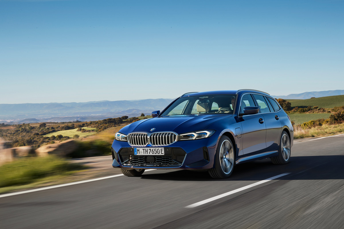 P90462516_highRes_the-new-bmw-330e-tou
