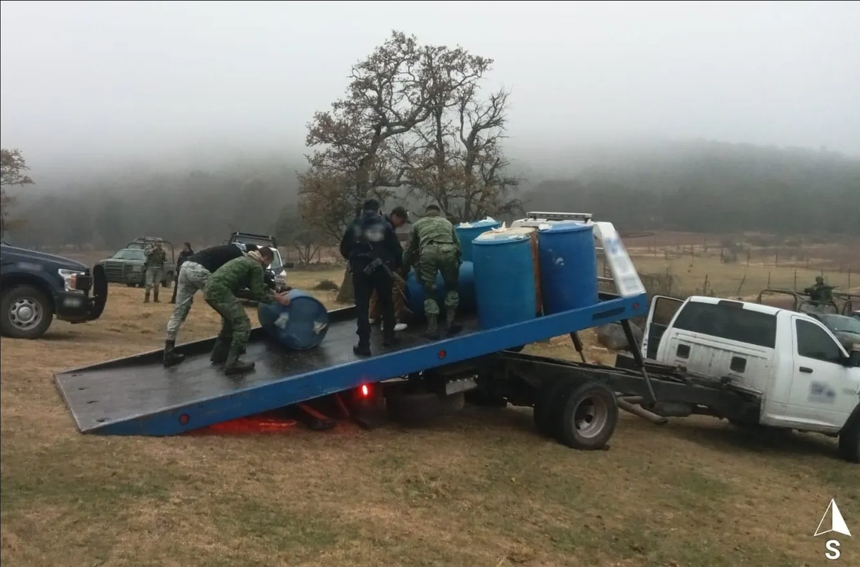 Combaten huachicol en Hidalgo: Aseguran vehículos y tambos con hidrocarburo