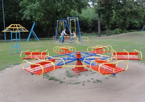 Merry-Go-Round-for-backyard-4.jpg