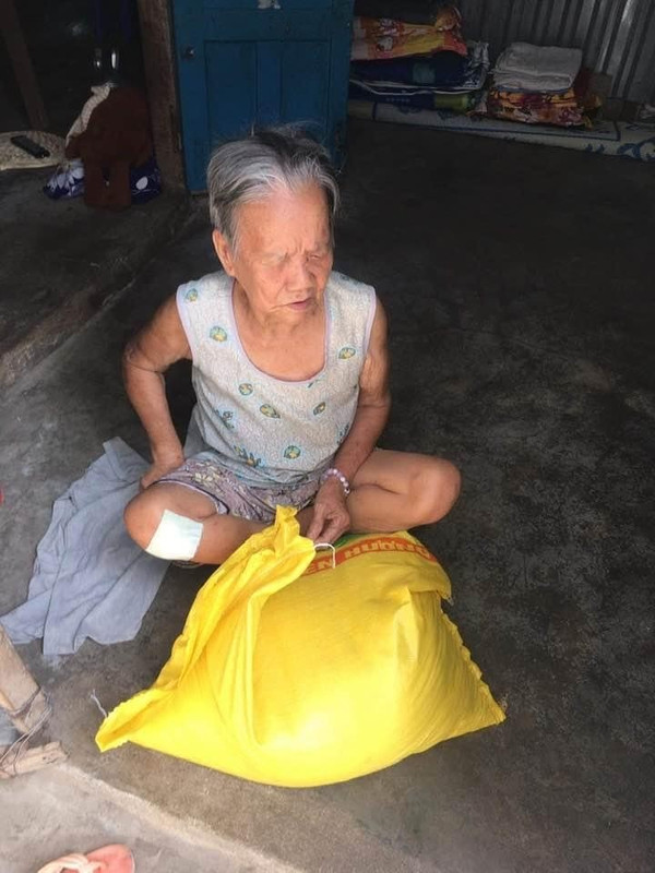 Hình ảnh phát gạo mì cho khu cách ly "Hòn Rớ" Nha Trang 13