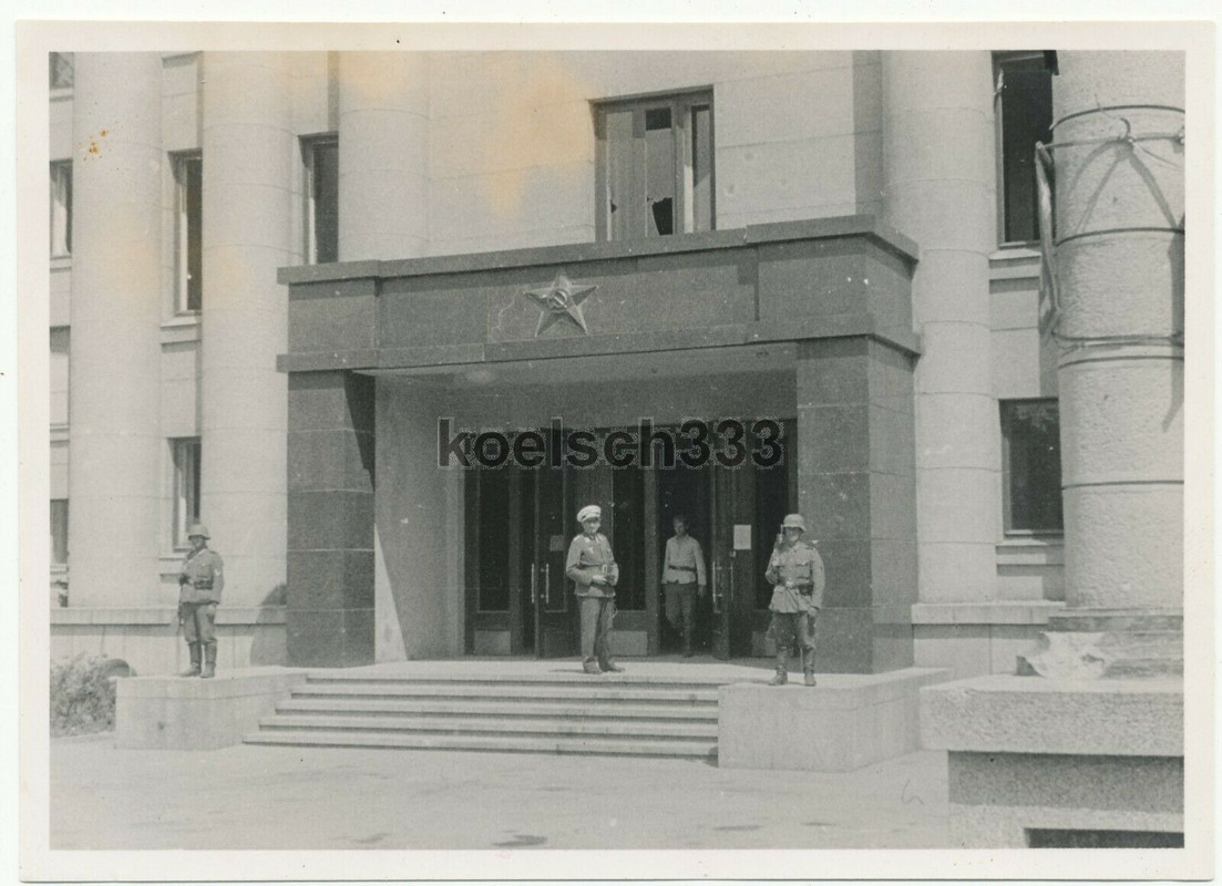 Foto Wehrmacht Wache vor dem Parteihaus in Minsk Sowjet Stern über dem Eingang
