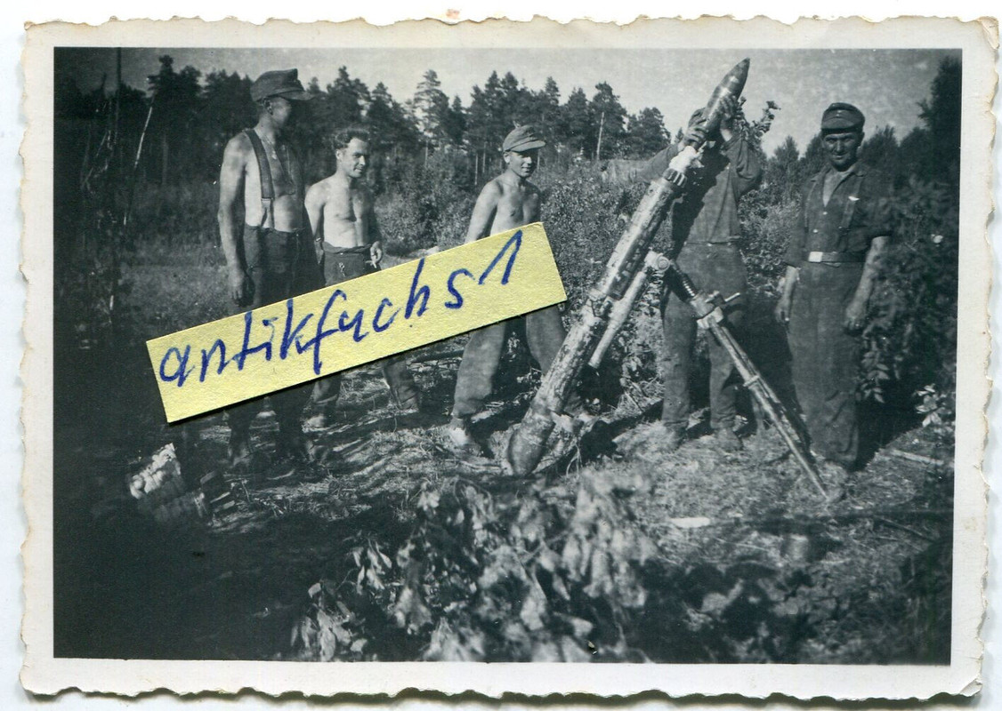 Deutsche Soldaten mit schwerem Granat-Werfer an der Ostfront 1944 (1)
