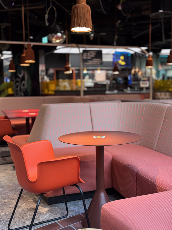 Le Big Tam Tam Hospitality-Lichtdetail mit atmosphärischem Restaurantlicht, architektonischem Fokus und warmem räumlichem Charakter