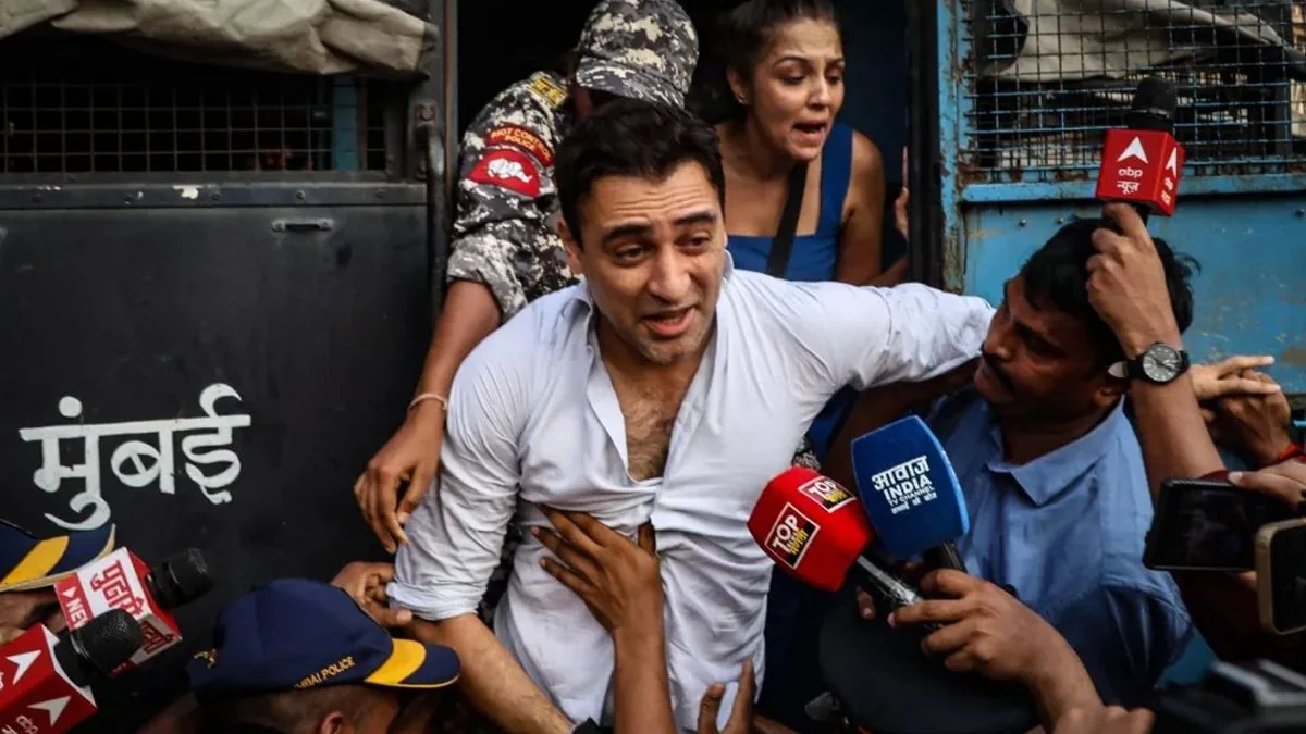 ভারত ছাড়ার নোটিশে হাইকোর্টের হস্তক্ষেপে স্বস্তি পেলেন ইমরান খান