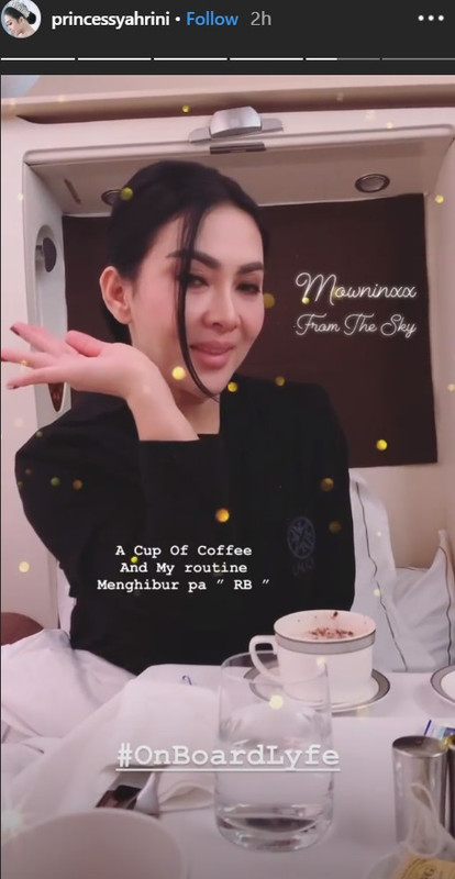 Syahrini minum secangkir kopi di jet pribadi