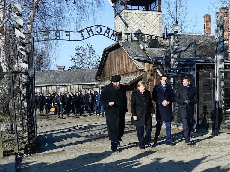 La canciller Angela Merkel, en el campo de concentración de Auschwitz. Omar Marques. Getty Images