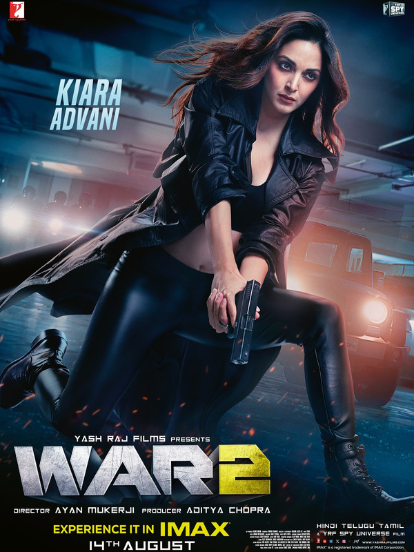 Actor-kiara-advani-in-war-2-in-black-latex-with-gun