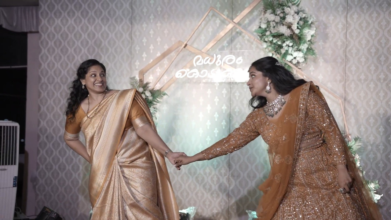 Malayal iflesh yaunty sexy tummy and navel slip in golden saree mkv snapshot 00 48 609