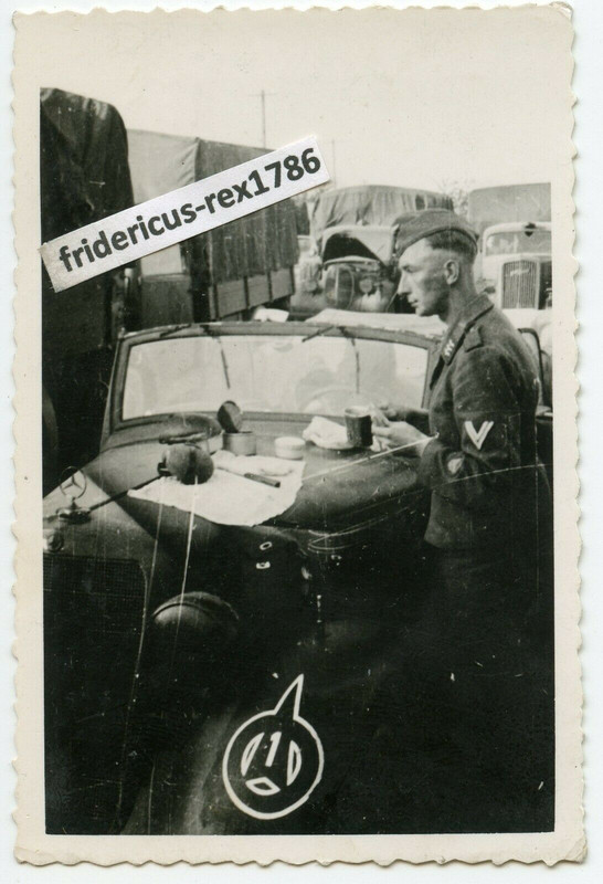Foto Luftwaffe mit PKW Kübelwagen Mercedes-Benz mit Div. Wappen Kennung 1943