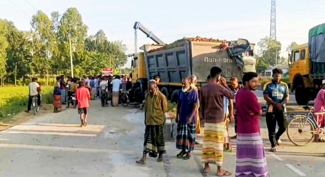 রংপুরে দাঁড়িয়ে থাকা ডাম্প ট্রাকে বাসের ধাক্কা, ভাইবোনসহ নিহত ৪