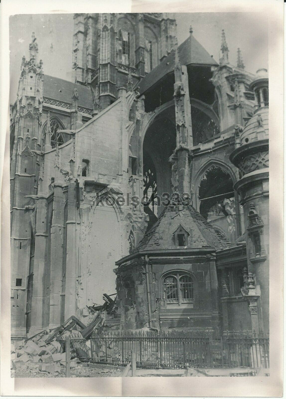 Foto Ruinen in der schwer zerstörten Stadt Rouen in Frankreich Kathedrale Kirche