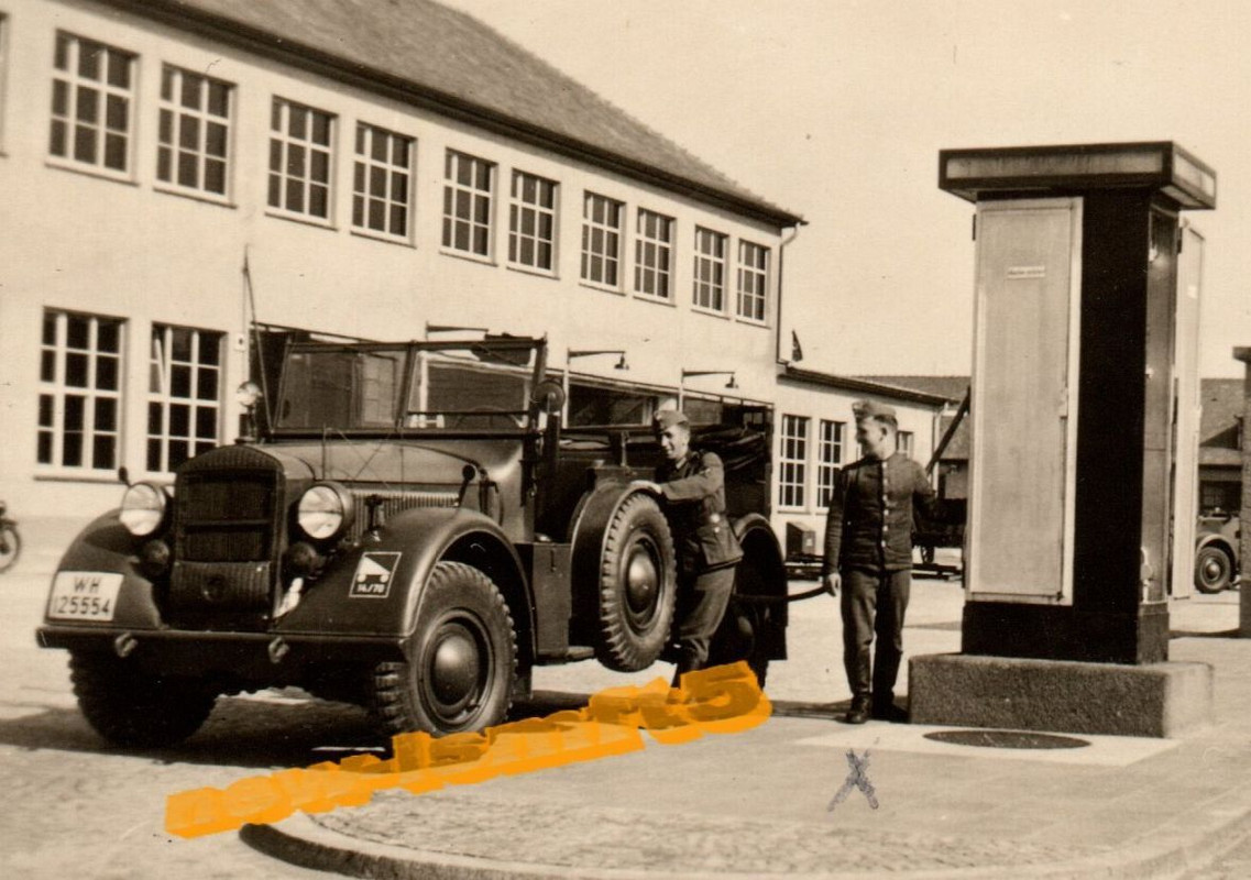 photo PKW Kfz. Kübel-Wagen DETAIL Tankstelle tan