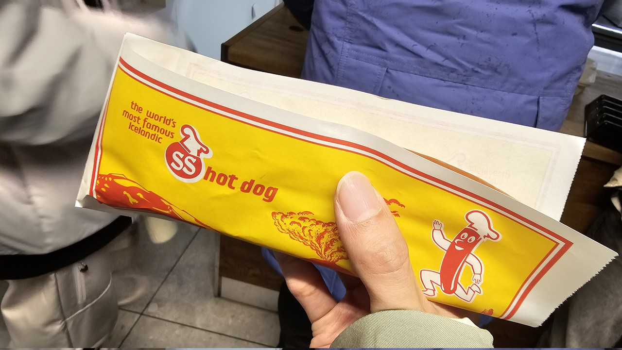 熱狗堡，忘記拍切面。熱狗底下還有油蔥酥還是炸洋蔥，滿好吃的