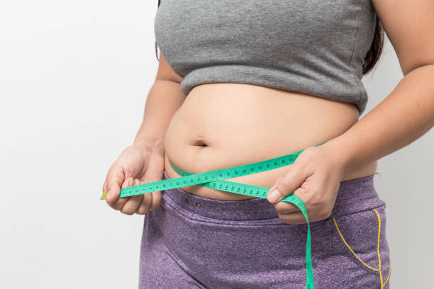 Žena meri struk santimetrom