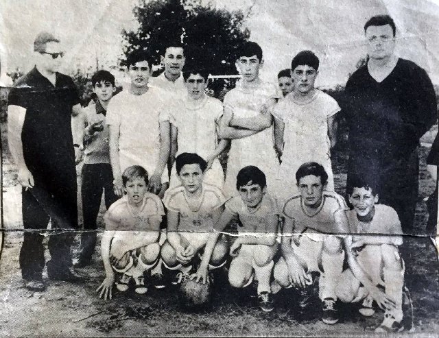 Los Andes y una foto de un equipo de fútbol infantil de la década del 60  con Jorge "Chino" Benítez y Héctor "Pila" Pozzi | La Opinión