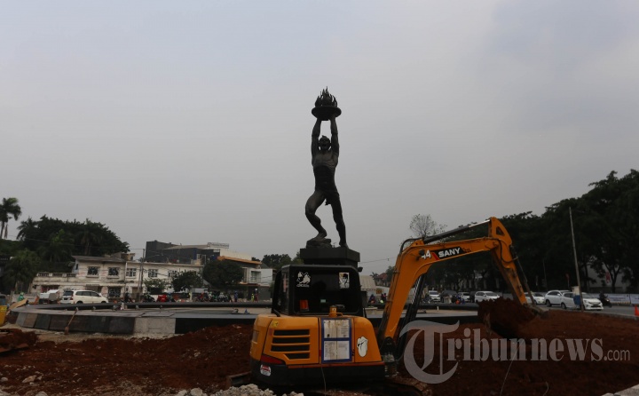 Pekerja terus membangun penataan Kawasan Bundaran Senayan, Jakarta Selatan, Jumat (20/7/2018). 