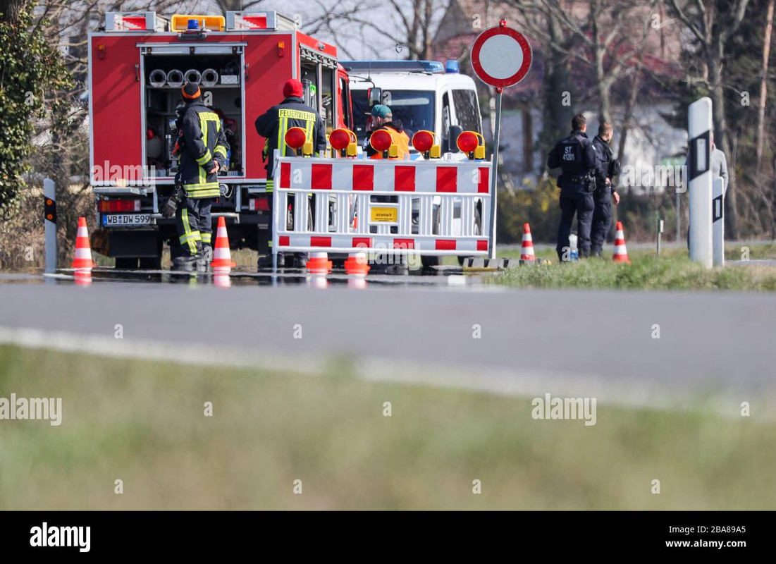 jessen-germany-26th-mar-2020-firemen-and