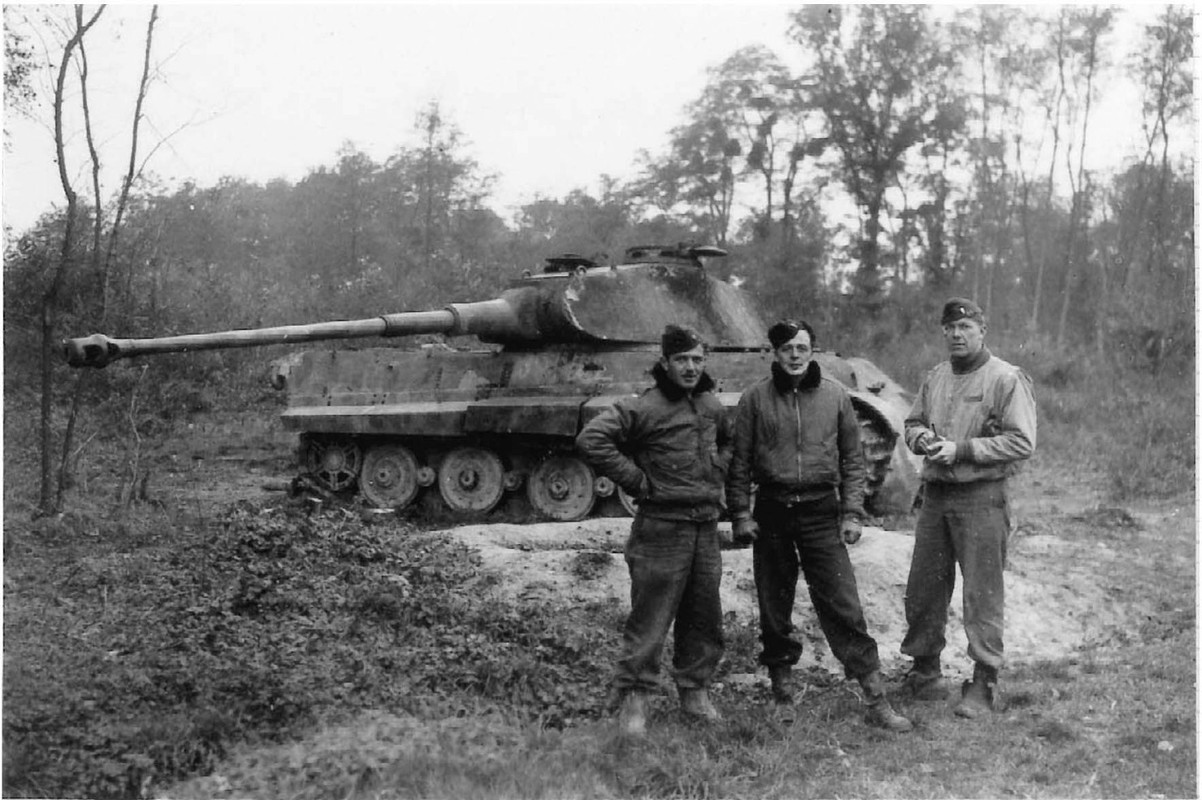 1944, август. LE CHAR TIGRE DÉTRUIT À