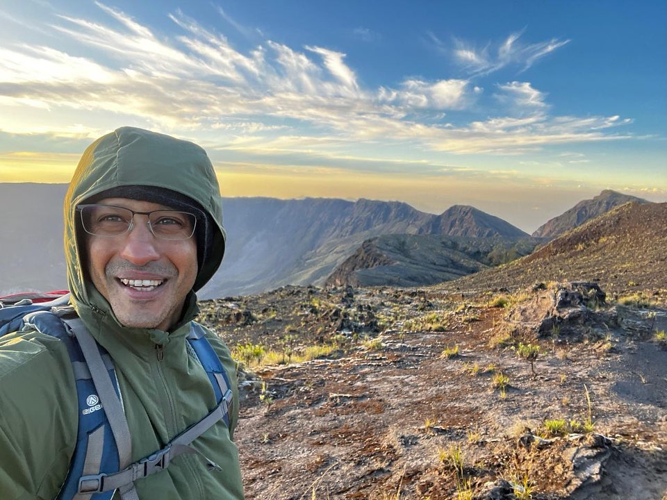 Momen Nadiem Makarim tersenyum bahagia saat berhasil mendaki puncak Gunung Tambora di Pulau Sumbawa, Nusa Tenggara Barat.