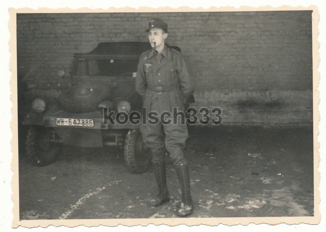 Foto Wehrmacht Soldat in Afrika Tropen Uniform vor VW Kübelwagen