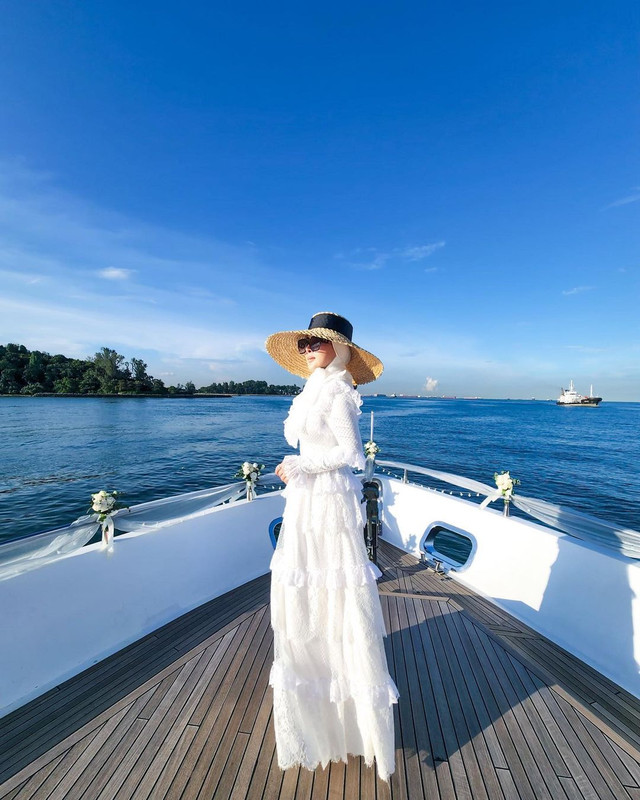 Potret cantik Syahrini pakai dress putih saat liburan naik yacht mewah saat liburan ke Jepang.