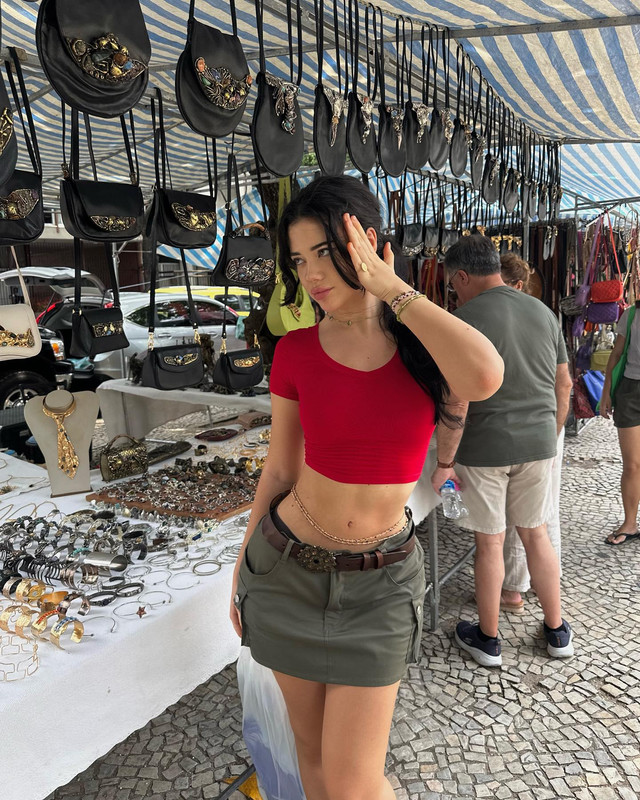 فانيسا رينهارت بإطلالات جريئة وجذابة  Vanessa-rhd-1718888763345