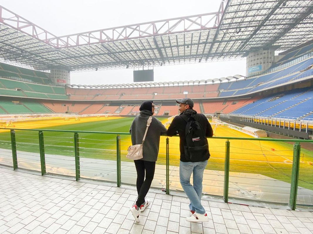 Rezky Aditya dan Citra Kirana sempat mengunjungi Stadion Sansiro, Milan.