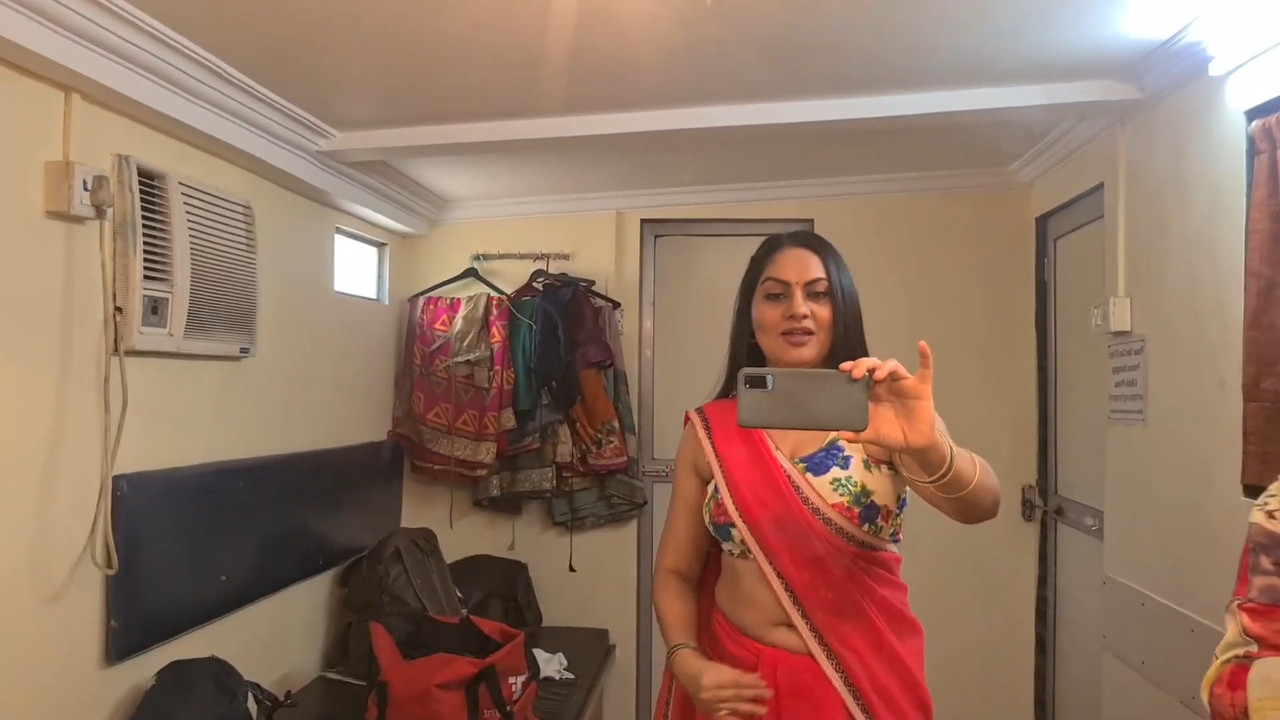 Chubby Anamihaa Singh Sexy Big Open Deep Navel Show In Sleeveless Saree Mp4 Snapshot 01 42 248 