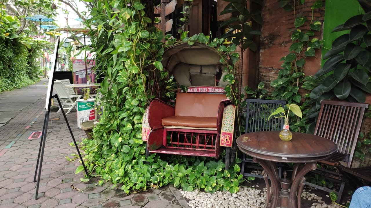 Pesona Kampung Batik Kauman, tempat wisata di Solo yang lagi hits dan punya banyak spot Instagramable. 