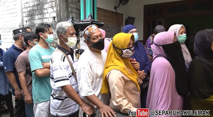 Pembeli yang rela antre untuk seporsi Lontong Kikil Sapi Pak Yono.